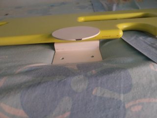 Barrera de cama infantil de madera.