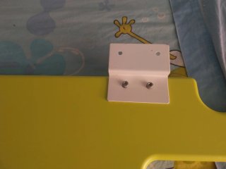 Barrera de cama infantil de madera.