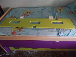 Barrera de cama infantil de madera.