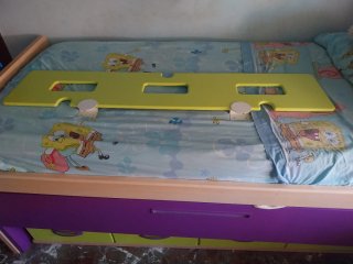 Barrera de cama infantil de madera.