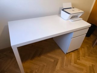 Escritorio blanco con cajonera.