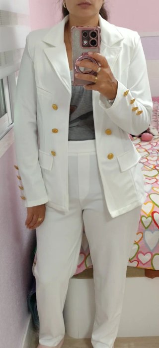Traje de chaqueta blanco botones dorados