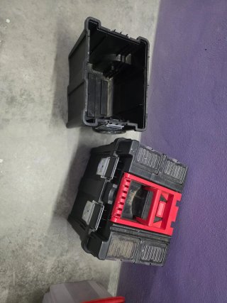 Carro de herramientas con ruedas y asa abatible.