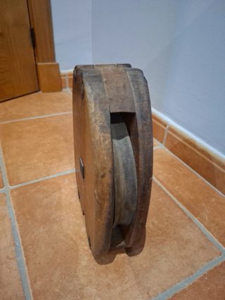 Polea de madera antigua de barco