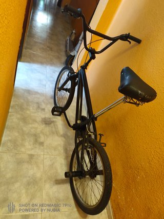 Bicicleta BMX Negra