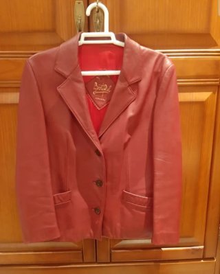 Set di abbigliamento vintage con giacche in pelle, vestito e accessori