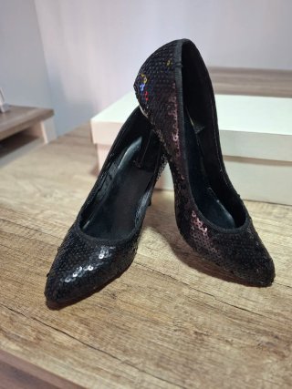 Zapatos de tacón negros con lentejuelas.