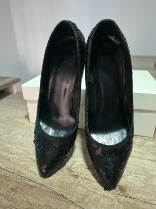 Zapatos de tacón negros con lentejuelas.