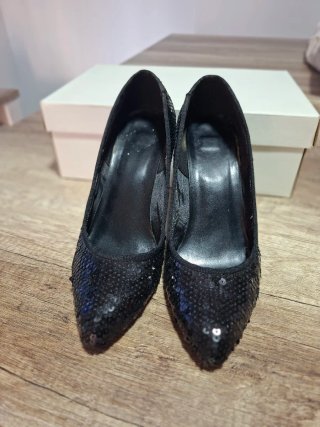 Zapatos de tacón negros con lentejuelas.