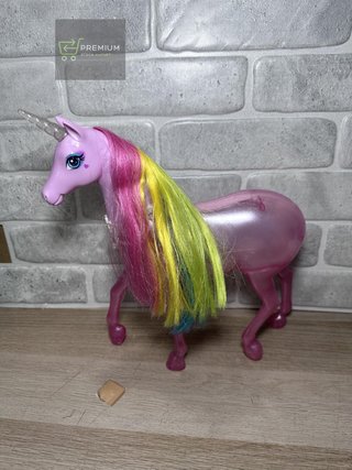 Unicornio y muñeca barbie