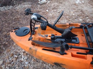 Kayak de pesca naranja semi-nuevo kayak a pedales!