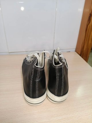 Botas polipiel negras.
