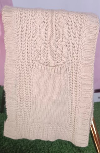 Bufanda tejida beige con bolsillo