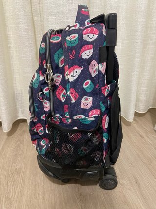 Mochila con ruedas y diseño de sushi