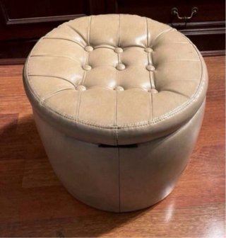 Puf antiguo de piel beige