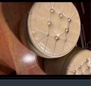 Puf antiguo de piel beige