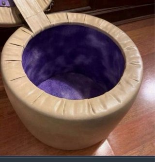 Puf antiguo de piel beige