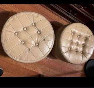 Puf antiguo de piel beige