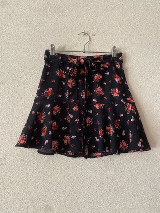 Falda floral negra con lazo