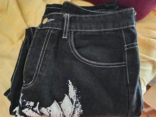 Pantalones negros con diseño de murciélago.