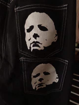 Pantalones negros con diseño de murciélago.