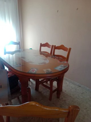 Mesa de comedor de madera y cristal