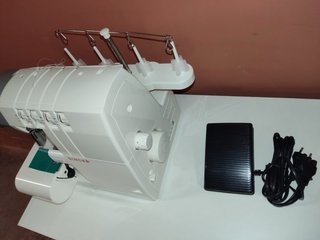 Máquina Overlock SINGER