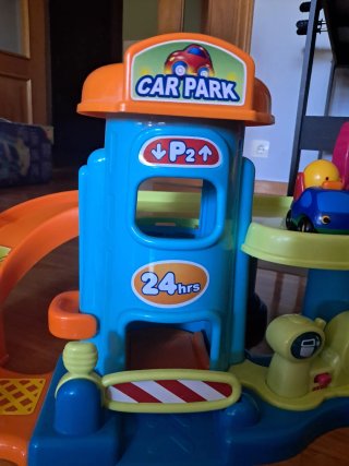 Parking infantil con coche y lavadero