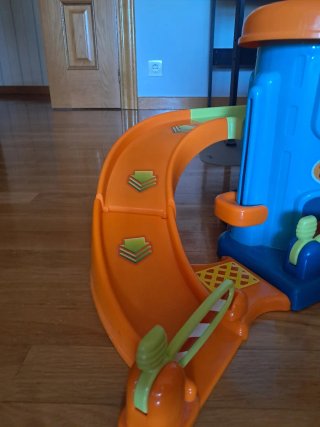 Parking infantil con coche y lavadero