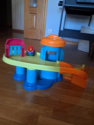 Parking infantil con coche y lavadero