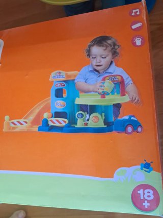 Parking infantil con coche y lavadero