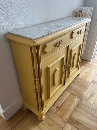 Recibidor de madera con mármol