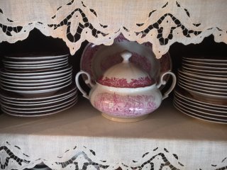 Vajilla porcelana rosa y blanca