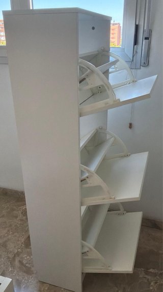 Zapatero blanco.