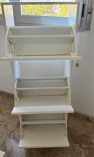 Zapatero blanco.