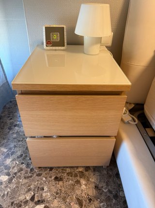Comodino in legno e vetro