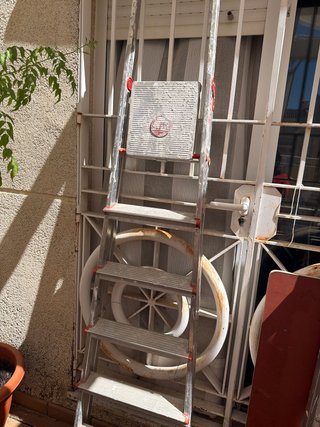 Escalera de aluminio. 200cm de alto