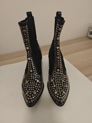 Botin tacón tachuelas negras