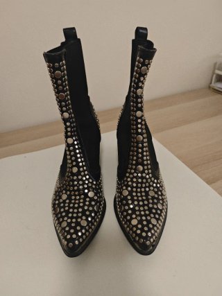 Botin tacón tachuelas negras