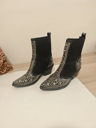 Botin tacón tachuelas negras