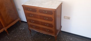 Cómoda de madera con tapa de mármol