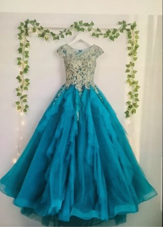 Vestido de fiesta largo dorado y turquesa