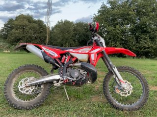 Moto Enduro Beta Roja y Blanca