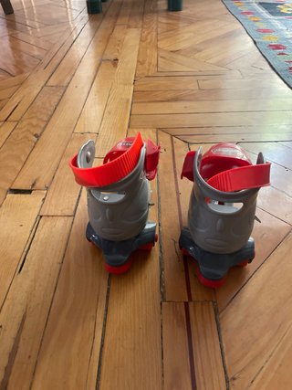 Patines ajustables rojos y grises para niños