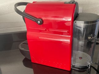 Cafetera Nespresso Krups Inissia Roja.