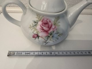 Tetera de cerámica con rosas