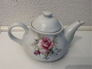 Tetera de cerámica con rosas