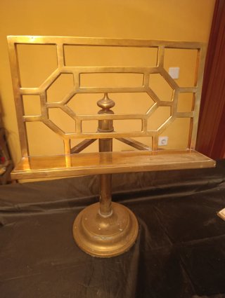 Atril antiguo de bronce