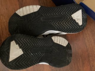 Botas de Baloncesto Negras y Blancas ADIDAS
