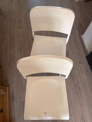 Sillas blancas de matal y plástico
